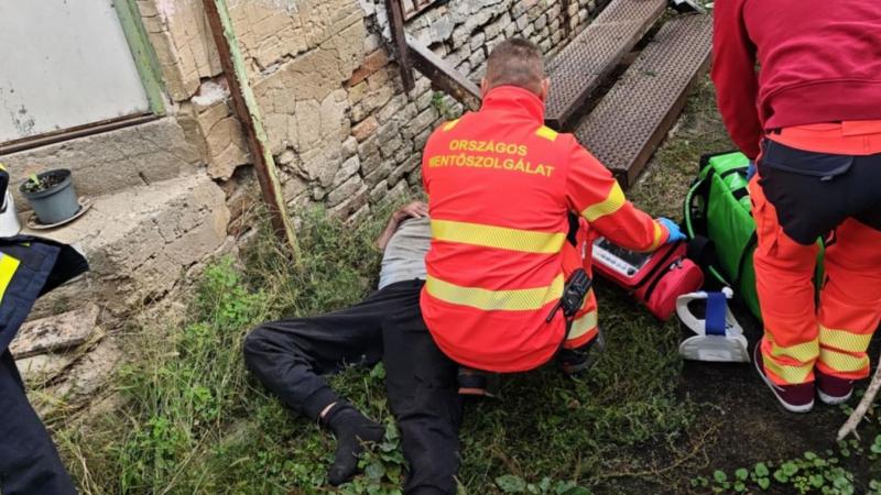 Bátaszéken egy idős férfi balesetet szenvedett, amikor elesett, és a vaslépcső alá került.