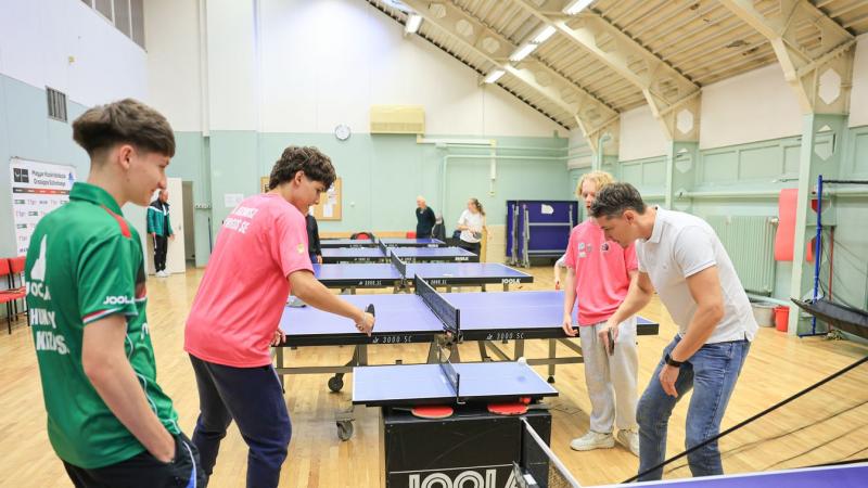 Az olimpiai bajnok inspiráló módon motiválta az általános iskolás diákokat a mozgásra, bemutatva számukra a sport fontosságát. A rendezvény során készült videó és képgaléria is tanúsítja a fiatalok lelkesedését és az esemény különleges hangulatát.