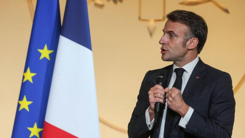 A korzikai parlamentben a francia hatóságok döntése értelmében betiltották a korzikai nyelv használatát, ezzel jelentős lépést téve a helyi kulturális örökség védelme ellen.