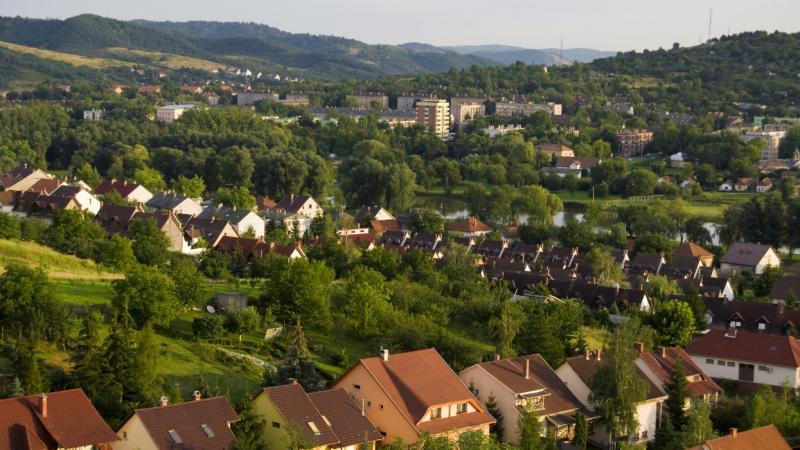 A vidéki élet vonzereje sokak számára nyilvánvaló, de nem mindenki osztja ezt a nézetet. A magyar falvak helyzete nem éppen rózsás, és számos kihívással kell szembenézniük a lakóknak. A városi nyüzsgés mellett sokan a vidéki nyugalmat keresik, ám a falvak
