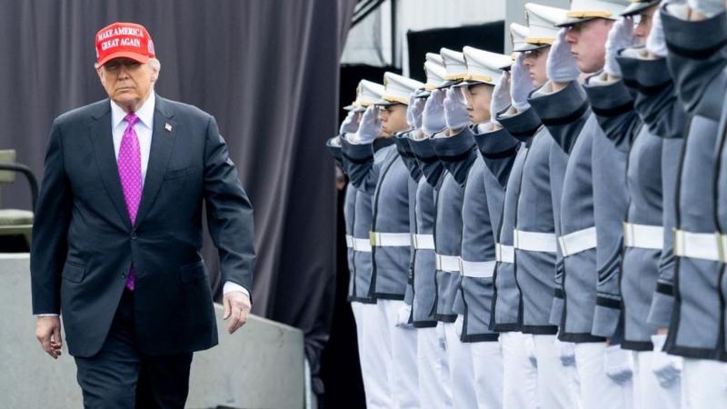 Ilyen különleges meglepetést kapott Trump a vonzó kadéttól.