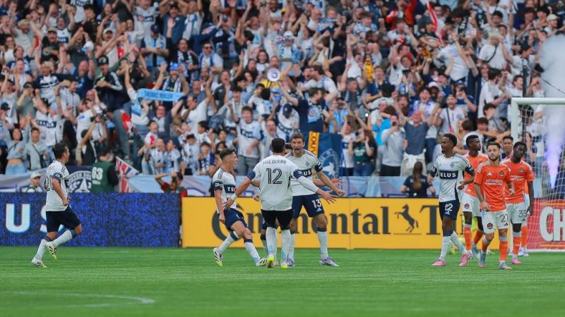 Egy hatalmas tömeg gyűlt össze a stadionban, hogy kifejezze felháborodását a partjelző döntése miatt, aki súlyosan elhibázta Thoma játékát. Az emberek hangosan skandálták a véleményüket, miközben színes transzparenseket emeltek a levegőbe, ezzel jelezve, 