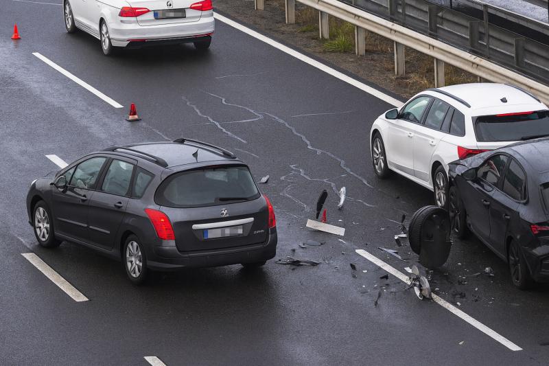 Egy figyelmetlen és szabályokat figyelmen kívül hagyó autós olyan balesetet idézett elő az M1-es autópályán, hogy már a helyszínen sem tartózkodott.