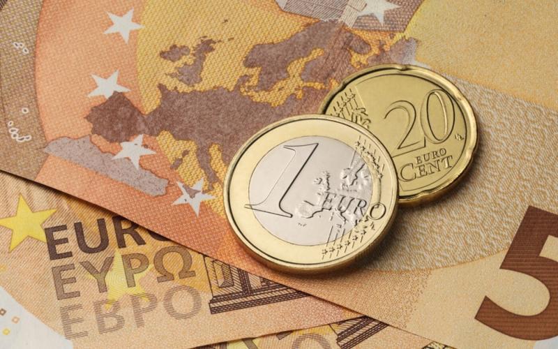 Egy kis faluban váratlanul bekövetkezett egy különös fordulat: a lakosság minden tizedik tagja hirtelen milliomossá vált. Az esemény olyan szenzációt keltett, hogy a közösség tagjai alig akarták elhinni, ami történt. Míg az egyik pillanatban még mindennap