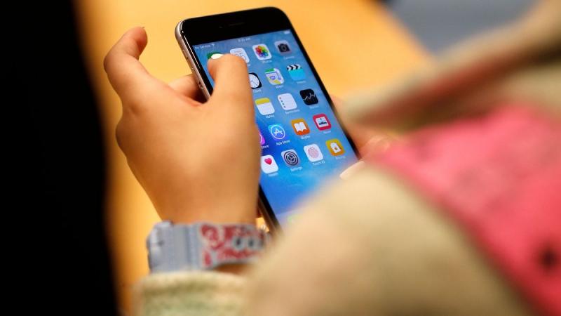 Hogyan segíthetnek a szülők abban, hogy gyermekeik egészséges keretek között csökkentsék a képernyő előtt töltött időt? 

1. **Alternatív tevékenységek kínálása**: Bátorítsuk a gyerekeket, hogy fedezzenek fel különböző hobbikat, mint például a festés, olv