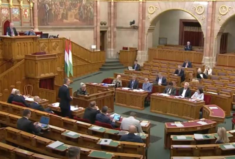Répássy Róbert kifejtette, hogy a háborús helyzet következtében elengedhetetlen, hogy a kormány a krízis aktuális eseményeire gyors és hatékony válaszokat tudjon adni.