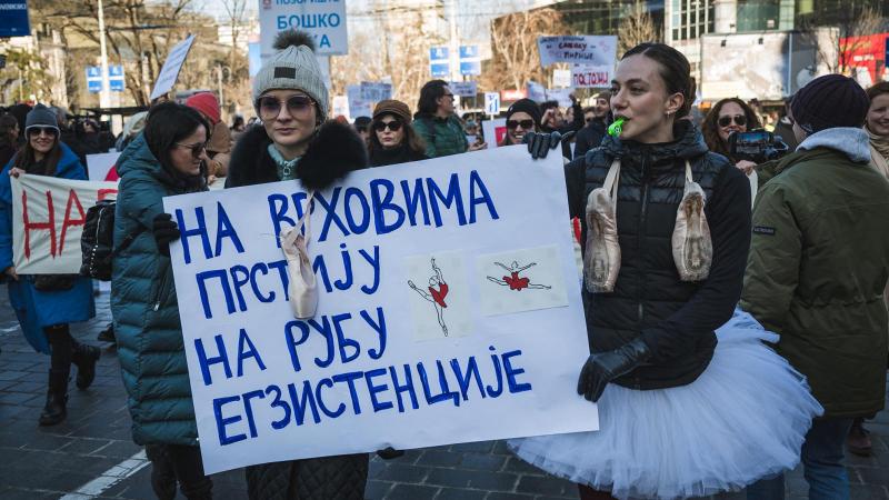 A kultúra tűzriadója: a szerb rezsim továbbra is célkeresztbe állítja a művészeket és alkotókat, folytatva ezzel a kreatív szféra elnyomását.