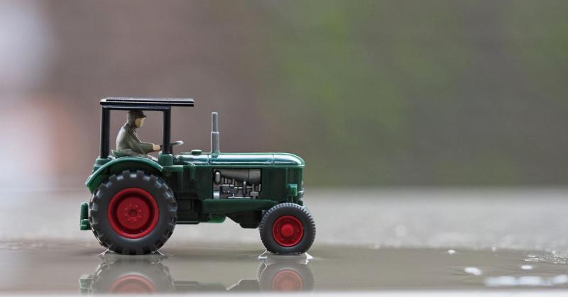 Új vagy használt traktor? A 2025-ös évben érdemes alaposan átgondolni a döntést, hiszen mindkét lehetőségnek megvannak a maga előnyei és hátrányai. Az új traktorok modern technológiát, nagyobb hatékonyságot és garanciát kínálnak, míg a használt gépek jóva