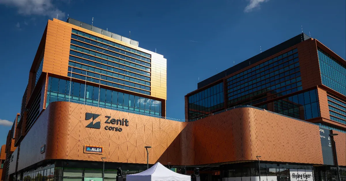 Megnyílt a Bosnyák téri Zenit Corso, ám a zuglói önkormányzat máris jogi lépéseket tervez a beruházóval szemben.
