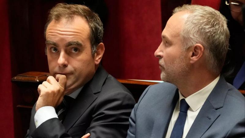 A francia miniszterelnök sikeresen átvészelte mindkét bizalmi szavazást.