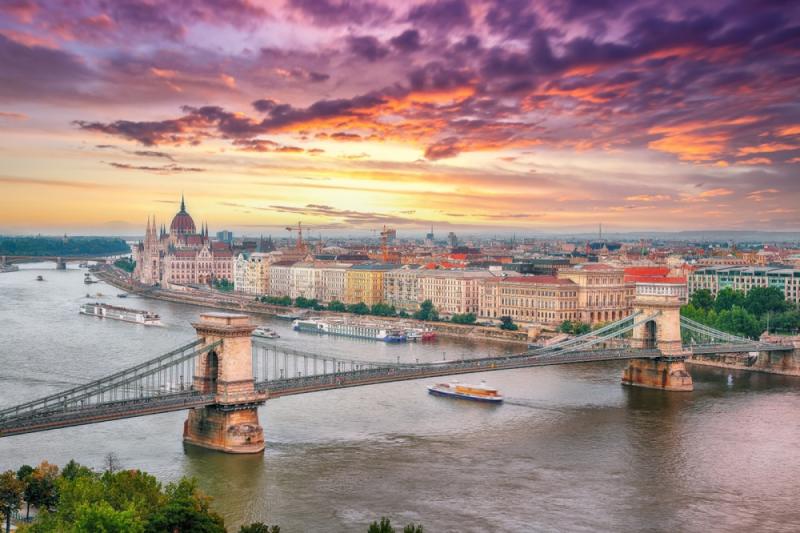 Budapestre hamarosan megérkeznek a biztonsági erők, mesterlövészek, robbanáskereső szakemberek, elit katonai egységek és helikopterek, hogy fokozzák a város védelmét.