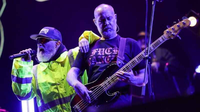 Elhunyt Sam Rivers, a Limp Bizkit basszusgitárosa, aki zenei tehetségével és egyedi stílusával nagy hatással volt a rockzene világára. Az ő munkássága nemcsak a zenekar hangzását formálta, hanem számos fiatal muzsikus inspirációjává is vált. Sam emléke ör